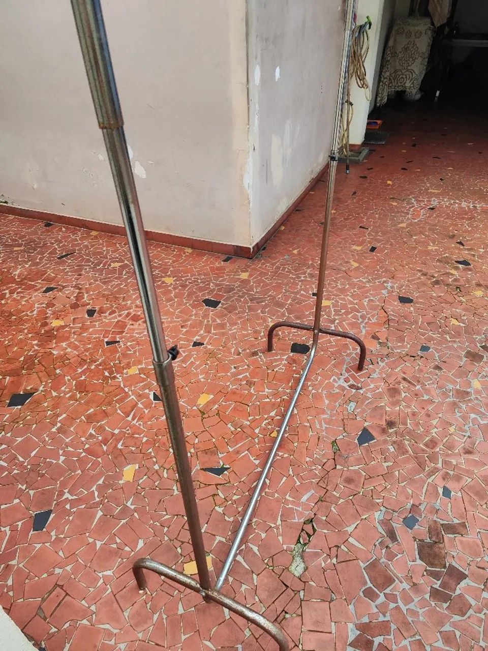 Arara roupas ferro regulavel - Foto 3