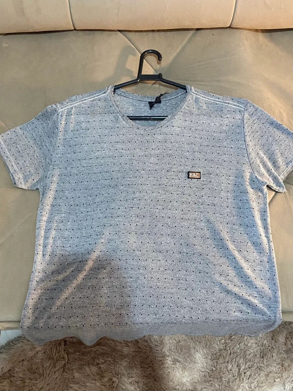 Camisa Cinza com Padrão de Bolinhas  - Foto 3