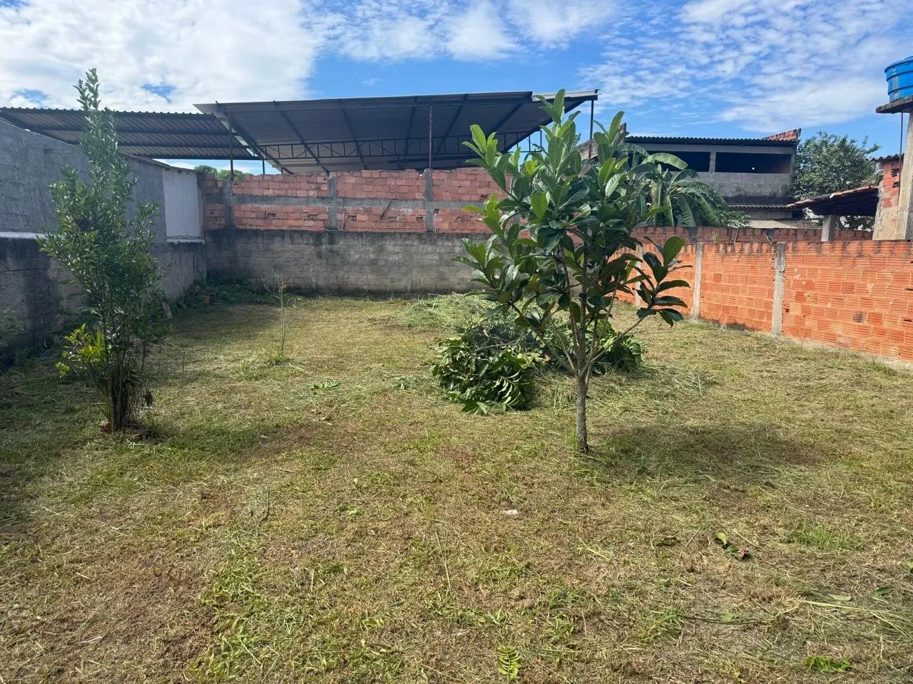 Terreno plano e murado 