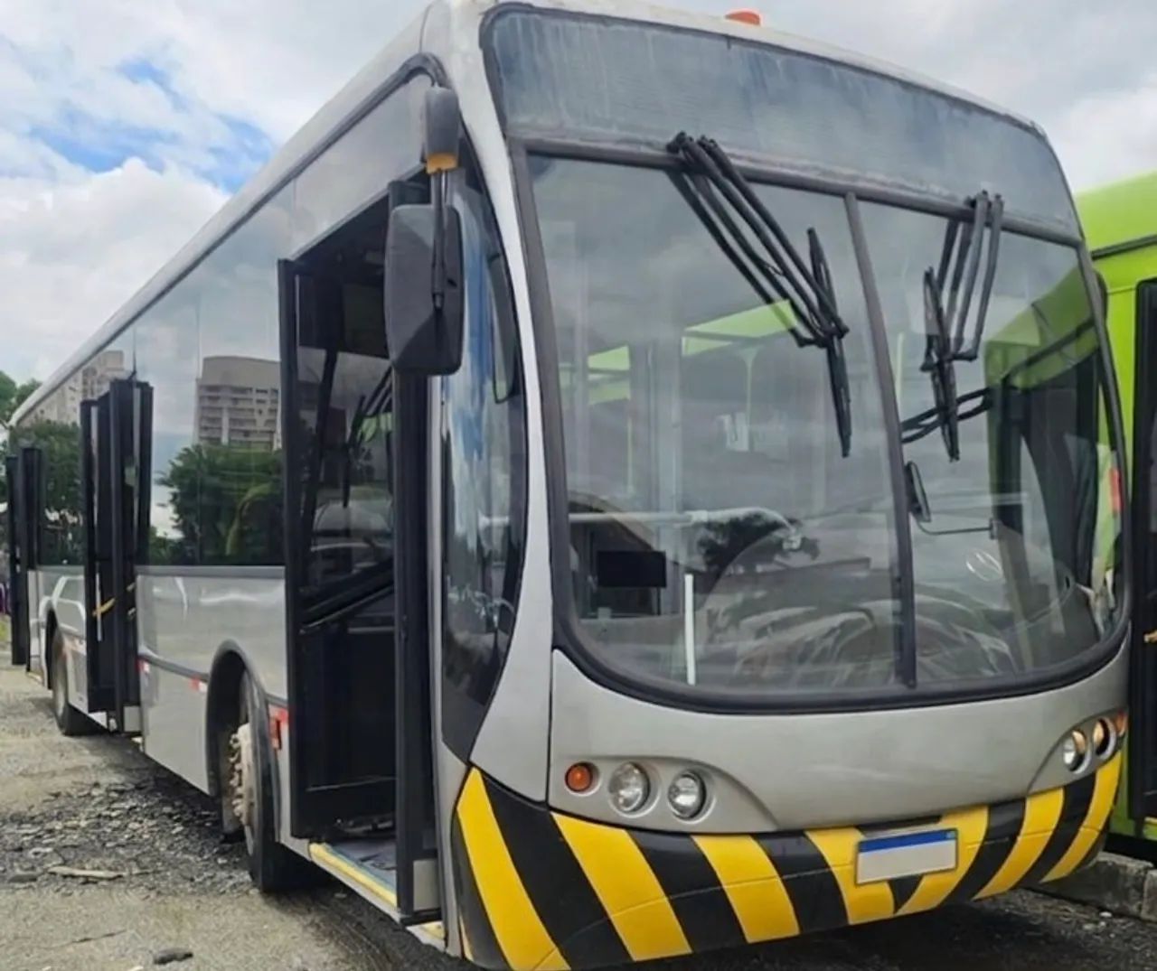 Ônibus urbano Mercedes com ar condicionado 