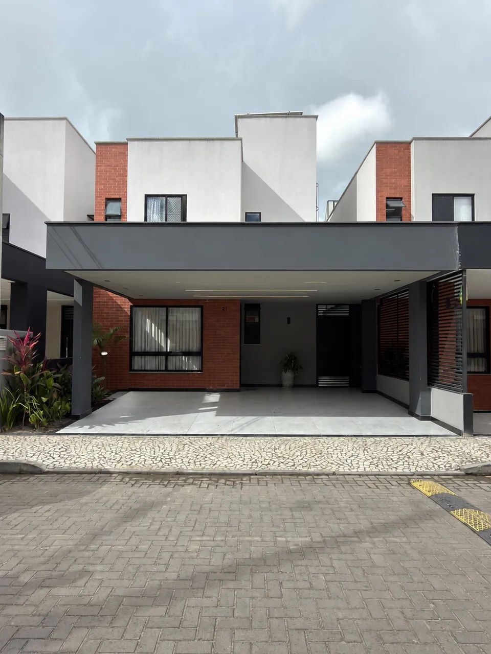 ? Casa Alto Padrão no London Ville | 3/4 | Energia Solar | R$ 920 Mil