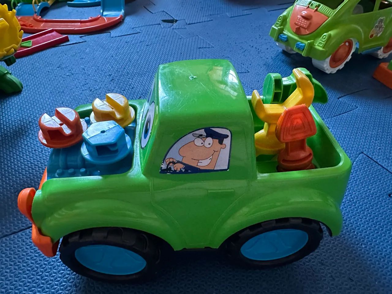 Carrinho de montar e estimular para bebê. 