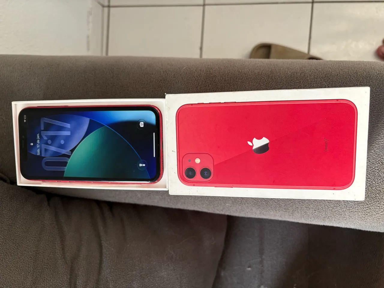 iPhone 11 red 64gb vai na caixa todo original - Celulares e
