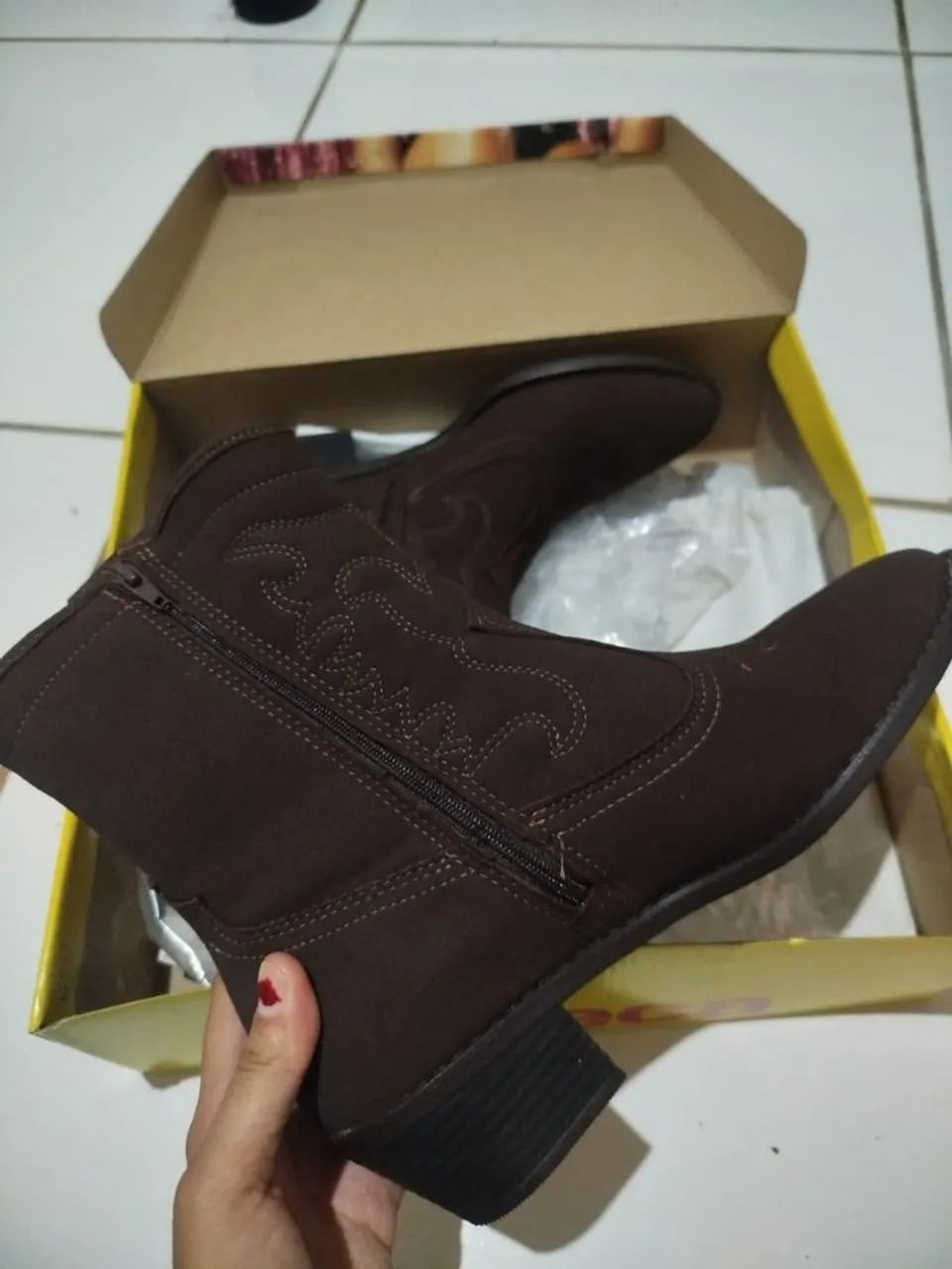 Vendo bota da moleca,36/37 ,nova ,nunca usada  - Foto 2