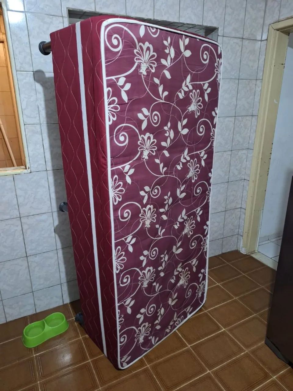 Cama de solteiro conservada sem marcas de uso65704323798913120