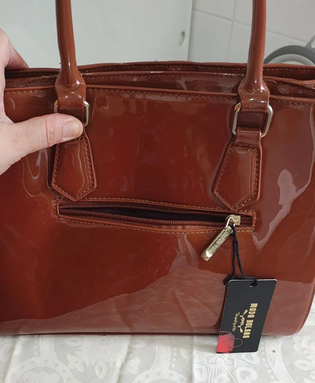 Bolsa envernizada de ombro  - Foto 3