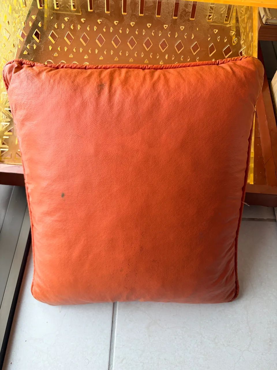 Almofada laranja de couro - Foto 3