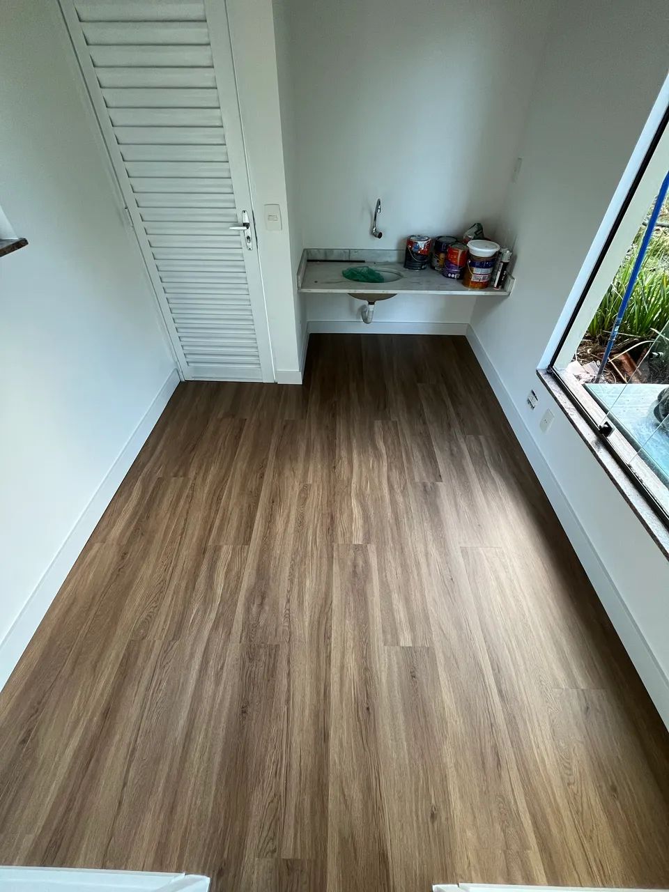 Instalação de piso vinílico laminado e rodapé 