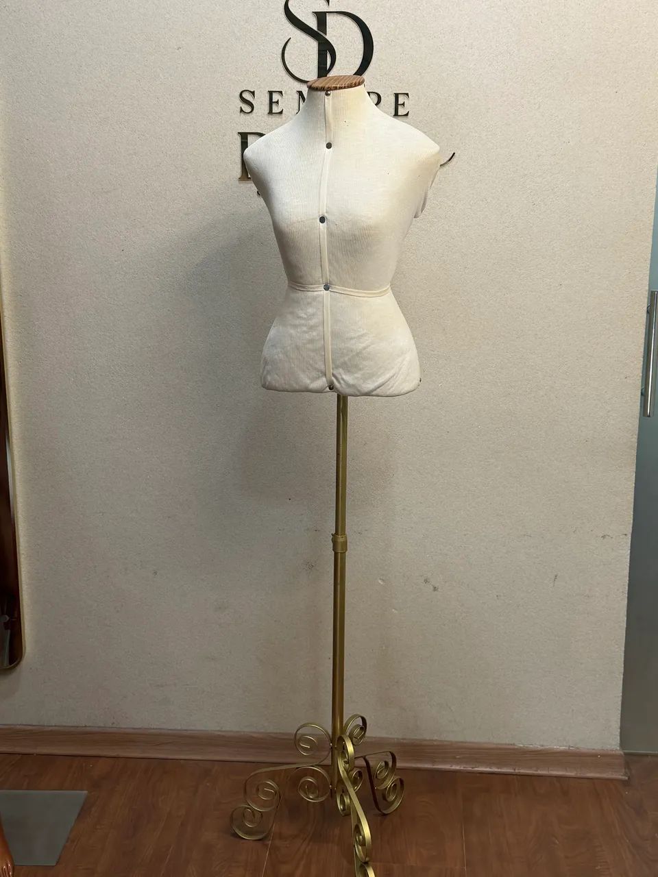 Maniquim meio corpo