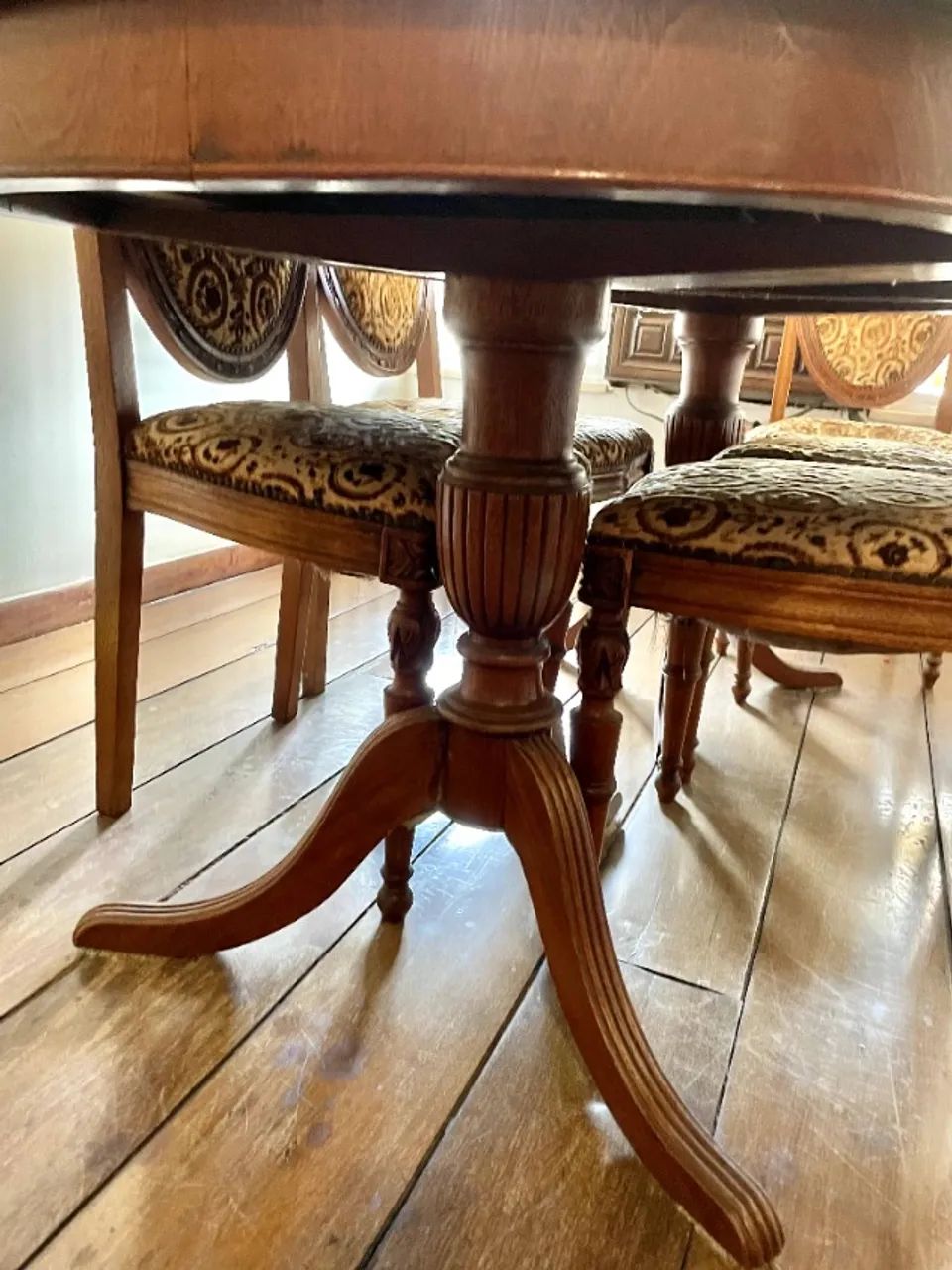 Mesa oval de madeira e cadeiras estofadas   - Foto 3