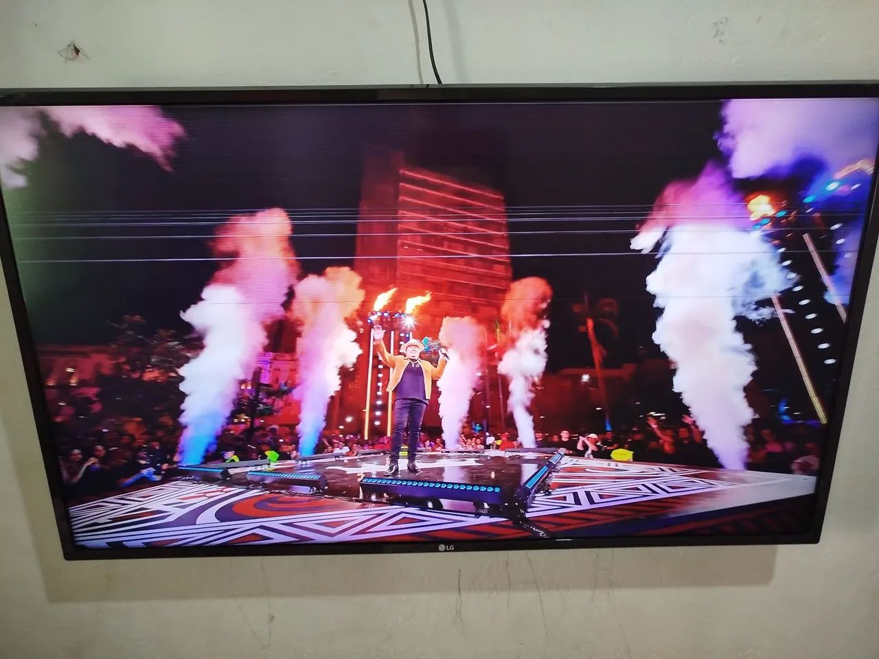 Vendo essa TV LG de 43 Polegadas, com listas na Tela 