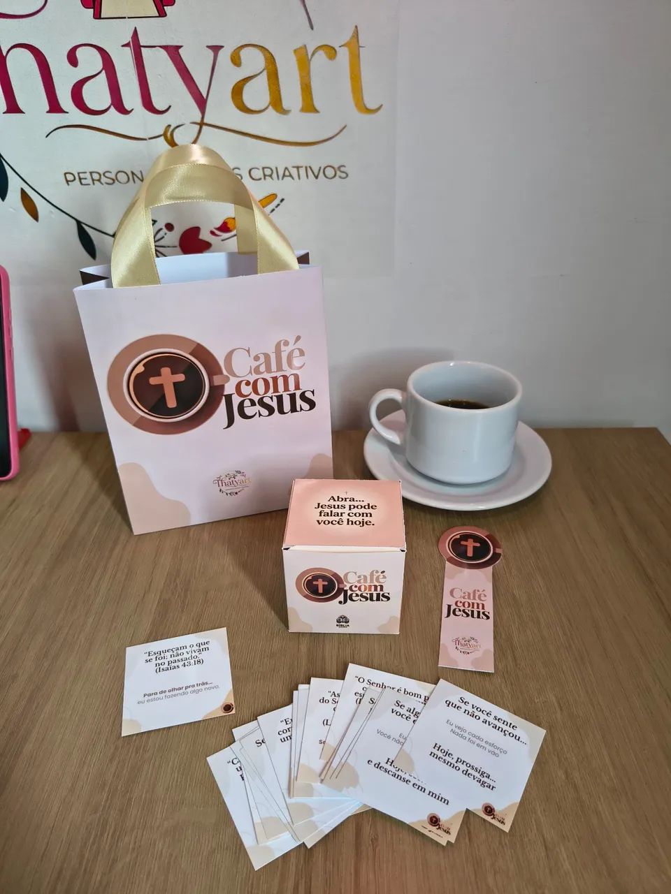 Kit Café Com Jesus Caixa Com Mensagens Diárias E Sacola Personalizada - Foto 2