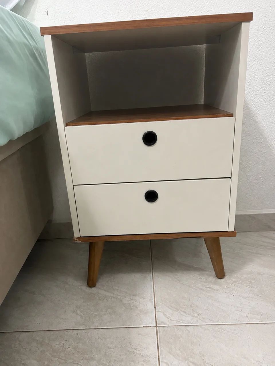 Estante pequena (criado mudo)