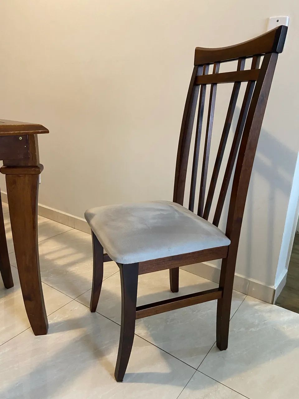 Mesa de madeira com 6 lugares - Foto 2