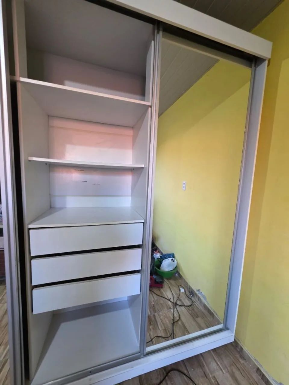 Guarda-roupa 3 portas com espelho - Foto 2
