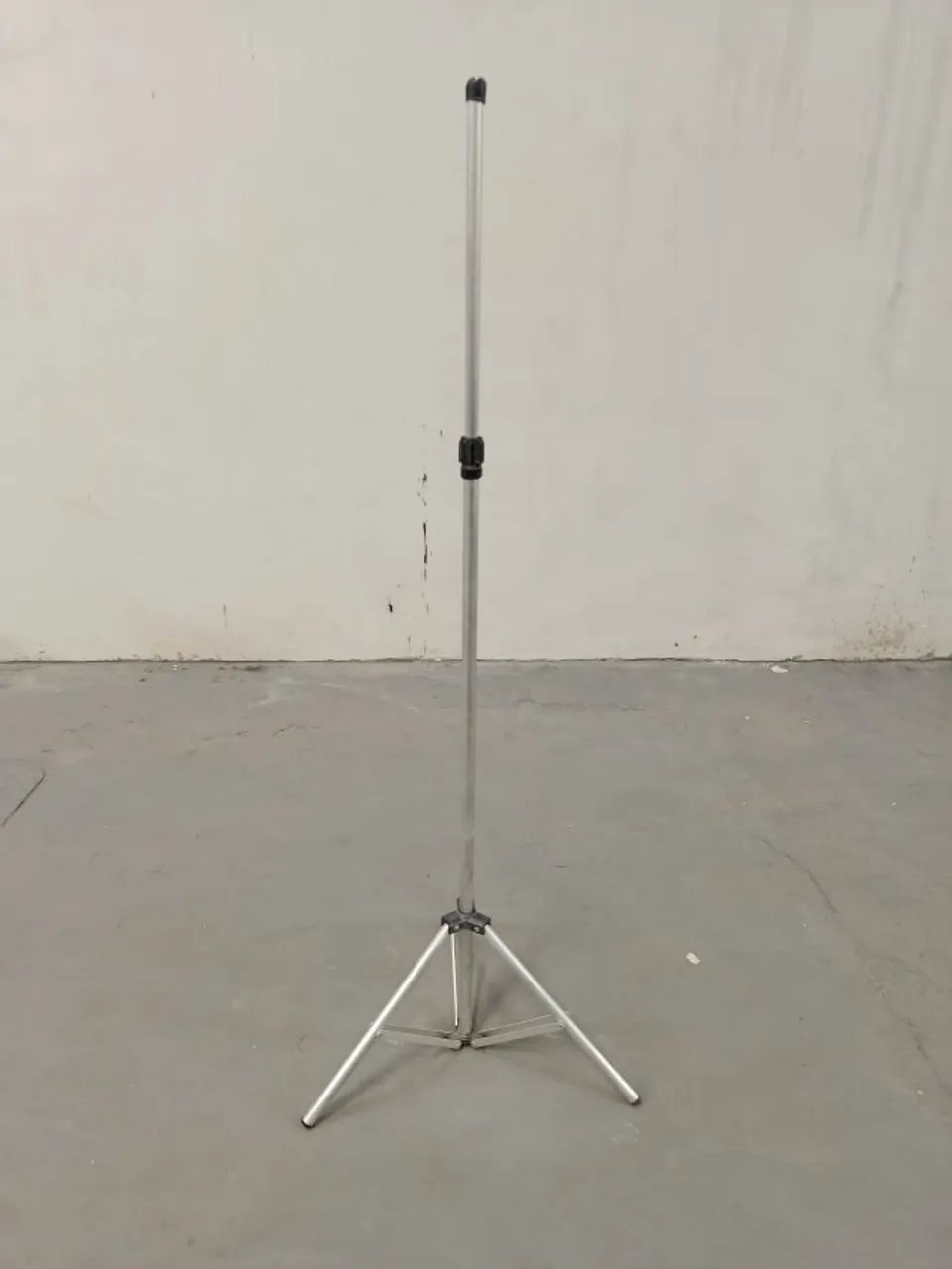 Vendo tripé de alumínio para tela de projeção e banner