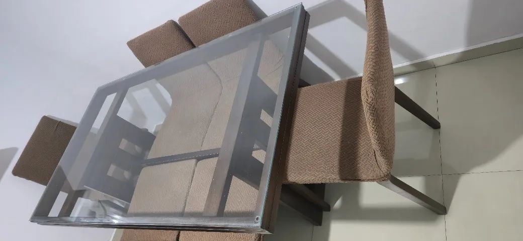 Mesa Retangular de Vidro (6 Lugares) com Cadeiras Estofadas - Foto 3