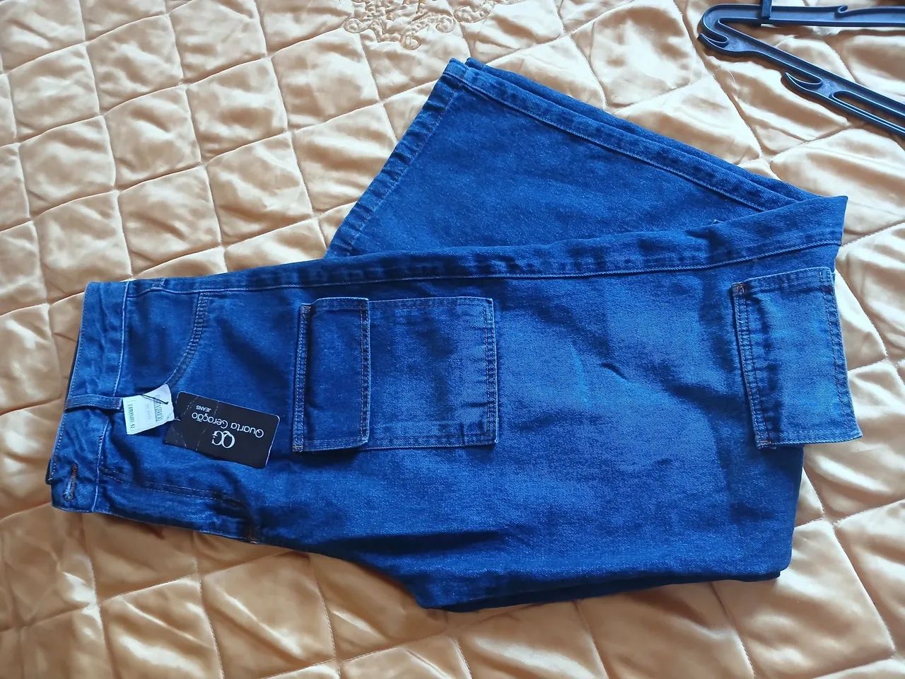 Vendo uma calça (42) nova nunca usada 