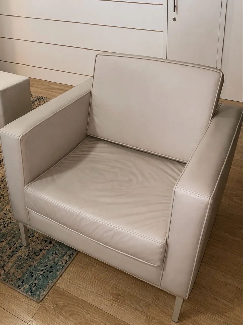 Poltrona confortável couro sintético off white 