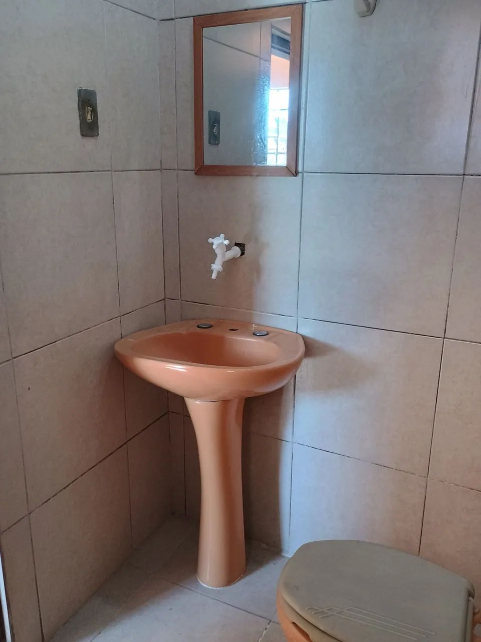 Dois cômodo um banheiro e uma lavanderia.