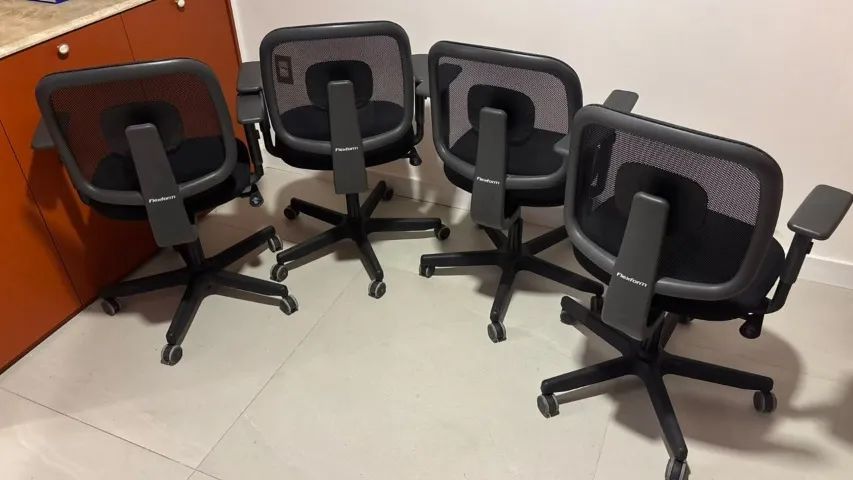 Kit 4 cadeiras Flexform Dot pretas - pouco usadas, ótimo estado - Foto 3