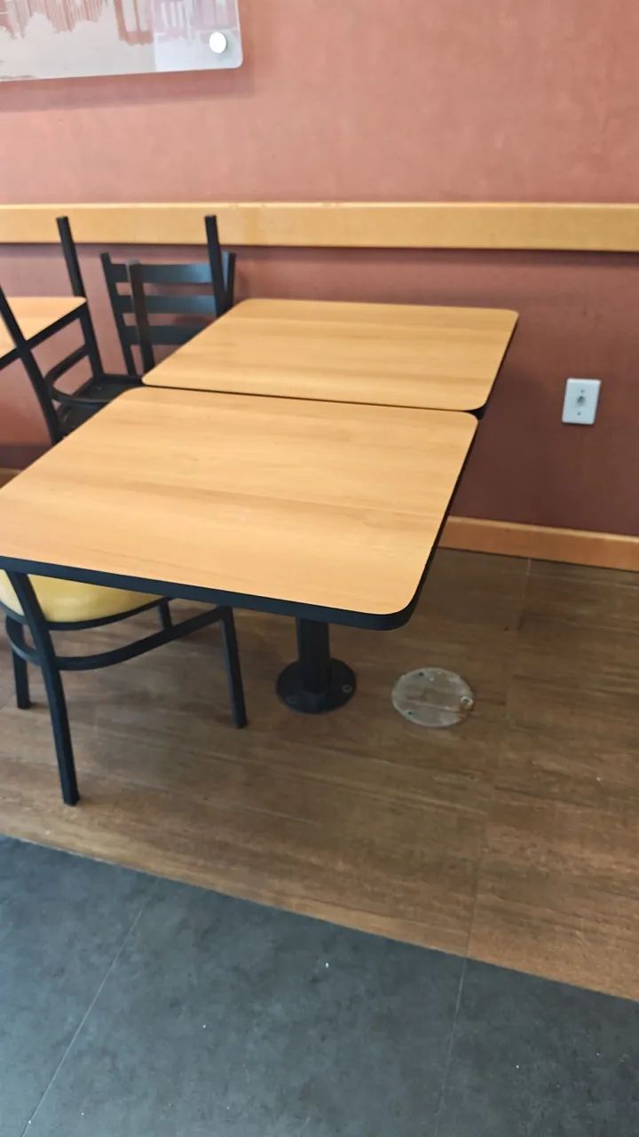 Conjunto de mesa com 4 cadeiras