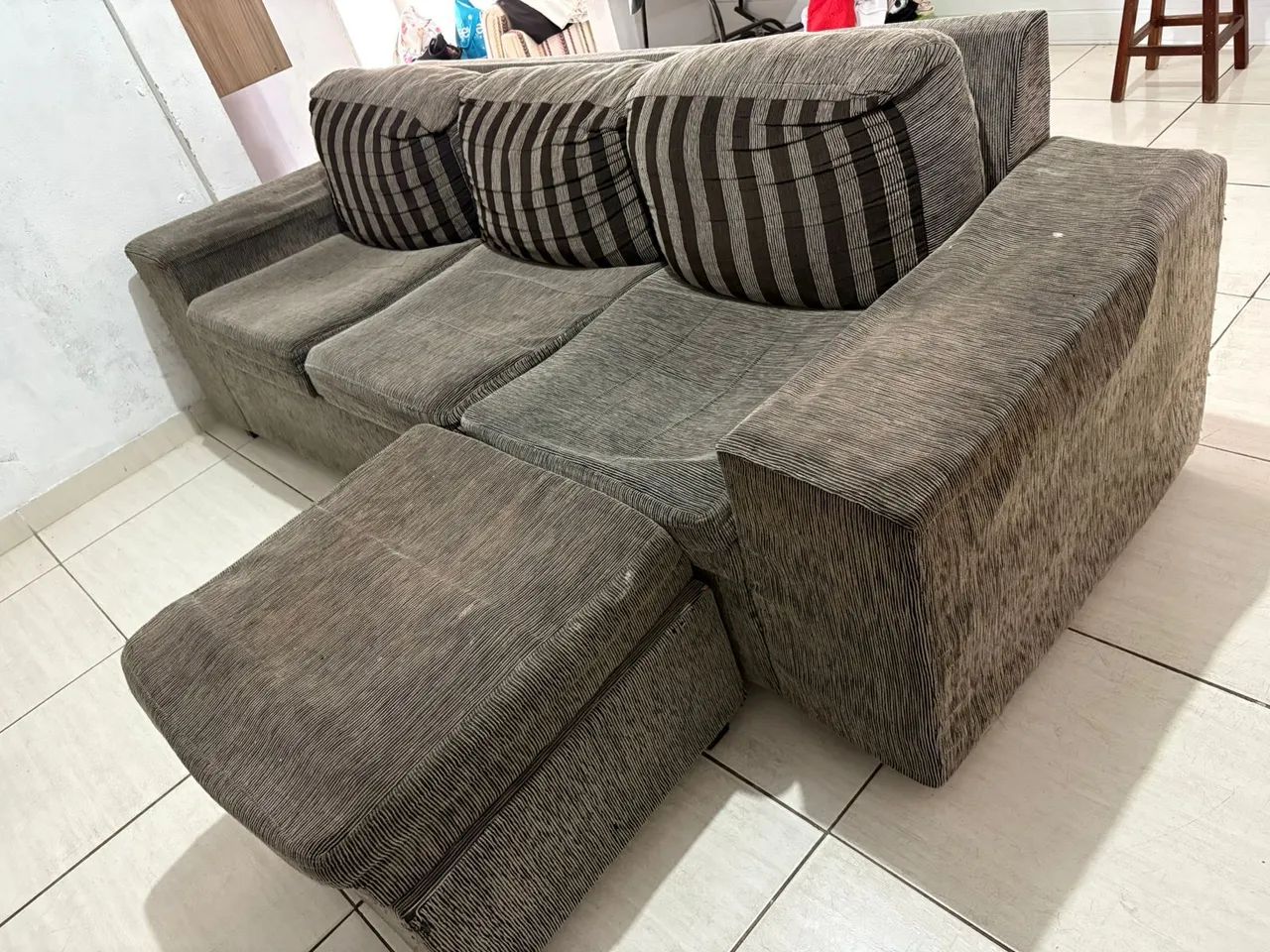 Vendo sofá 3 lugares com puf - Foto 2
