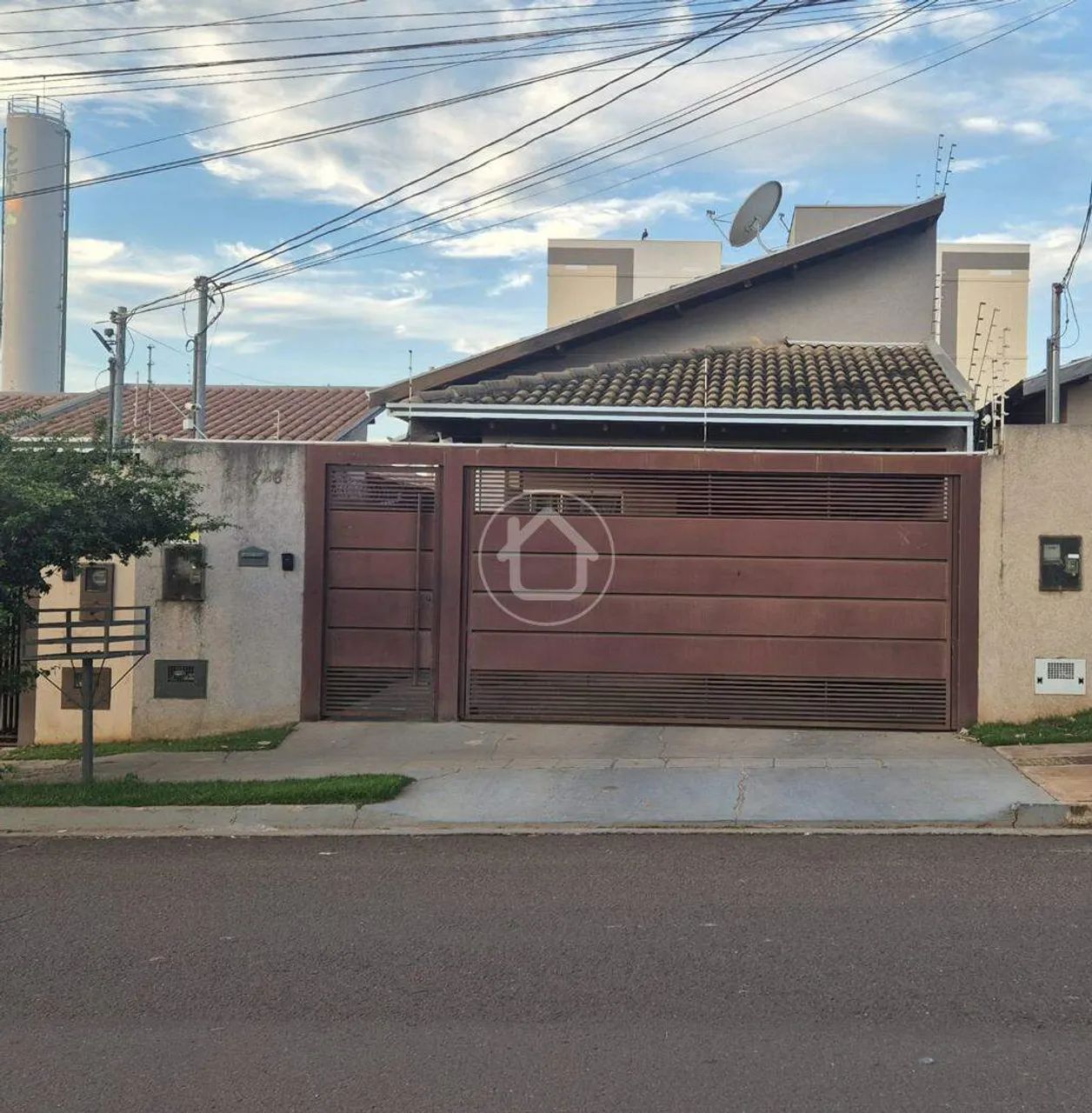 CASA COM 3 DORMITORIOS PISCINA E ENERGIA SOLAR