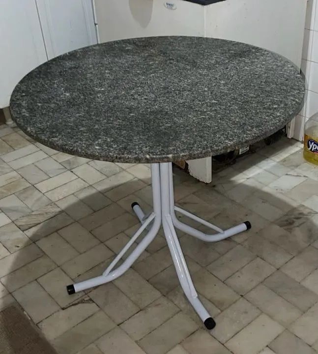 Mesa Redonda de Granito com Pé de Metal