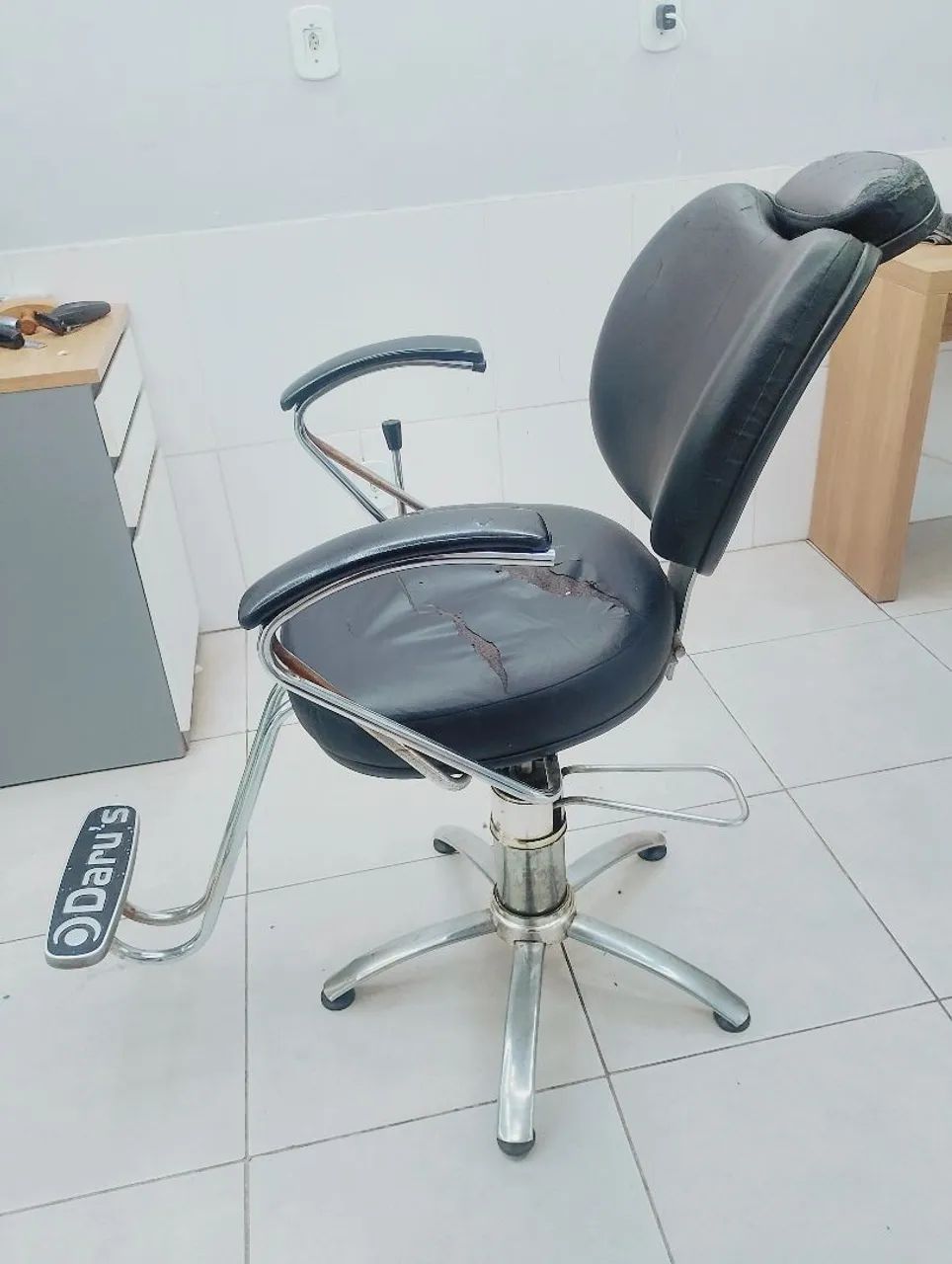 Vendo Cadeira reclinavel barbearia  - Foto 4