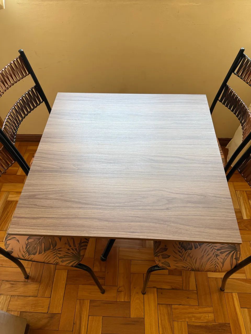 Mesa 70cm com 04 cadeiras  - Foto 4