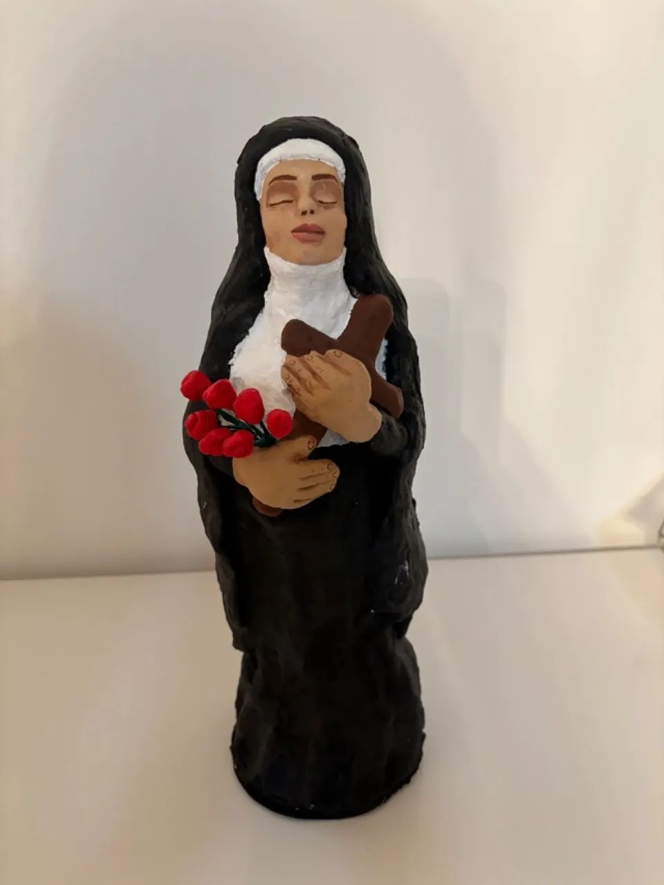 Estátua da Santa Rita de Cássia feita com argila das Paneleiras 