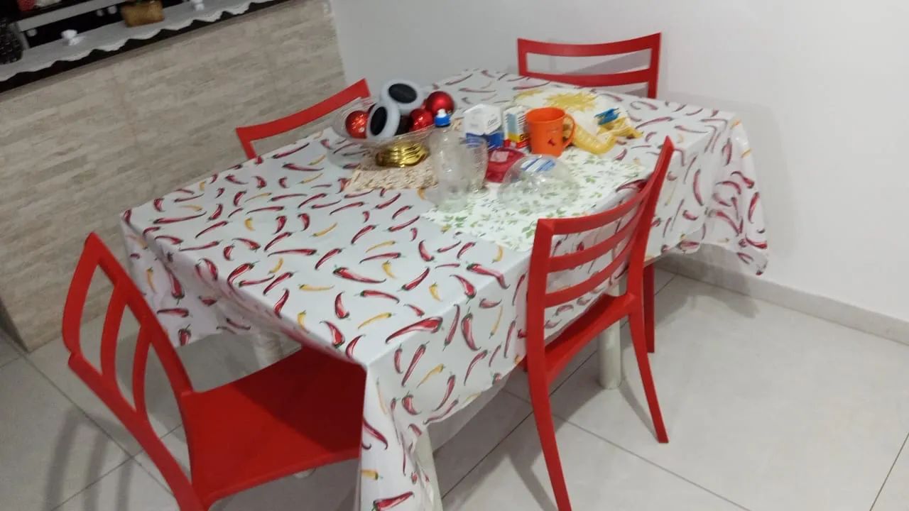 Mesa com 4 cadeiras 