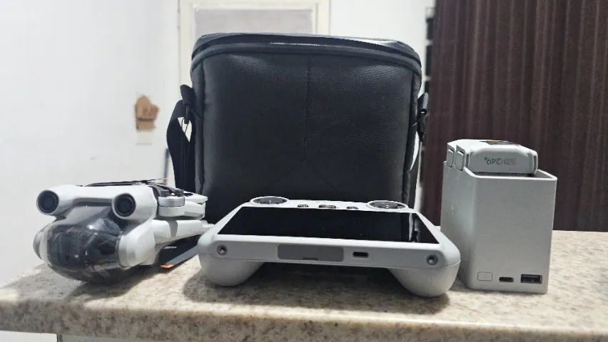 Drone DJI Mini 3 Pro acompanhado do controle DJI RC (com tela integrada) e do kit Fly M - Foto 4