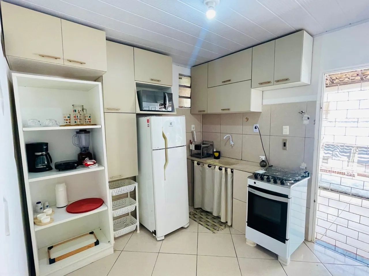 Alugo casa aconchegante com ampla área externa de lazer. - Foto 5