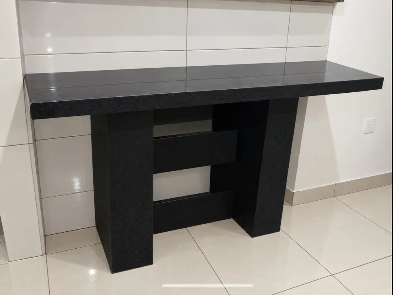 Mesa com quatro cadeiras usadas