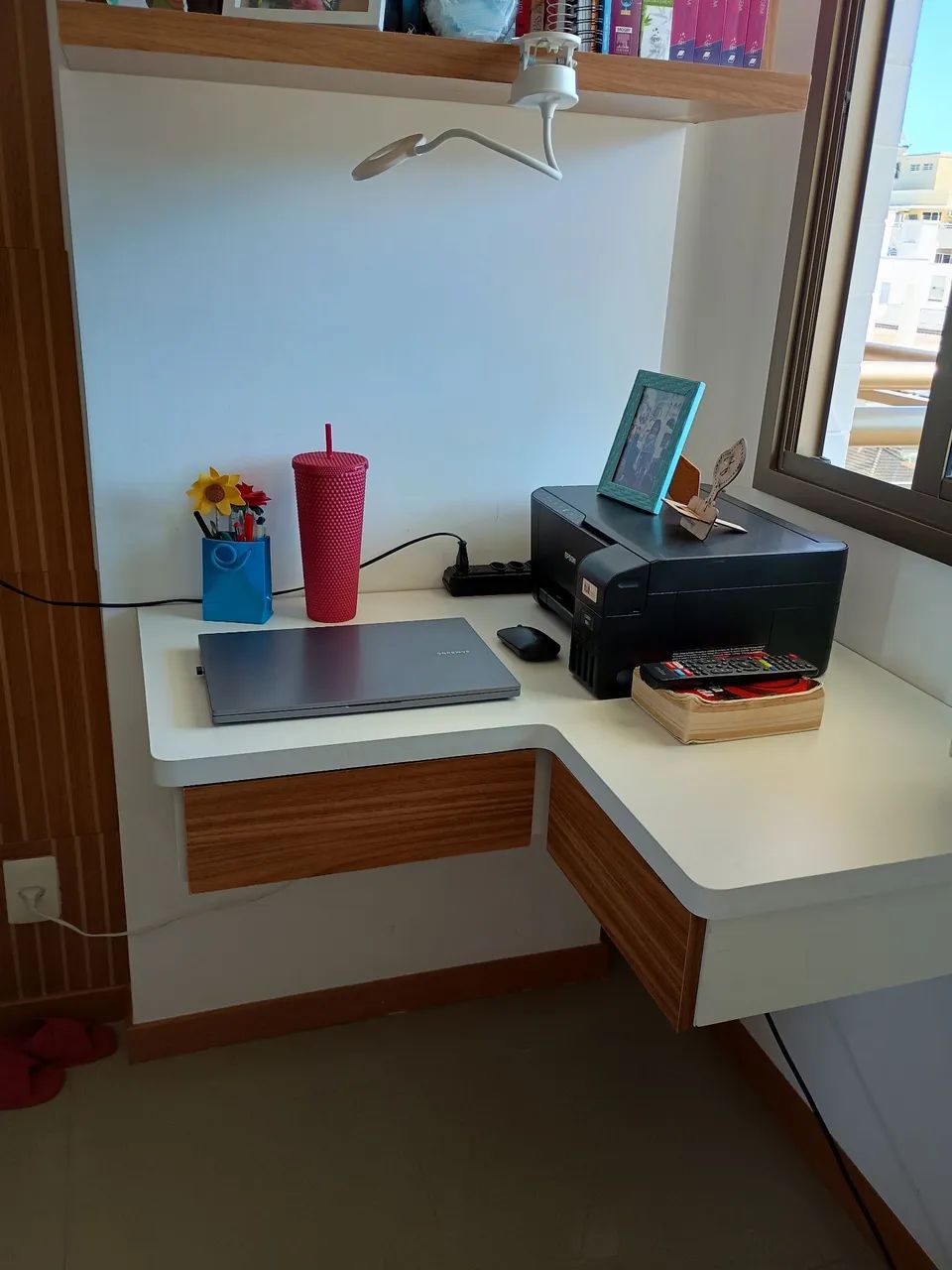 Vendo escrivaninha/bancada suspensa em L