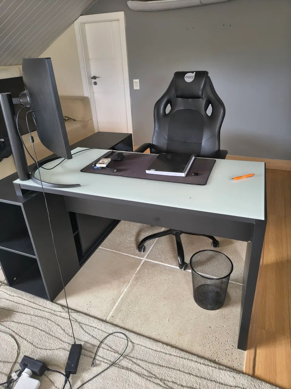 Escrivaninha completa com cadeira da Tok Stok