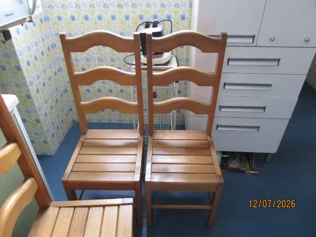 Mesa com 4 cadeiras. Madeira - Foto 2