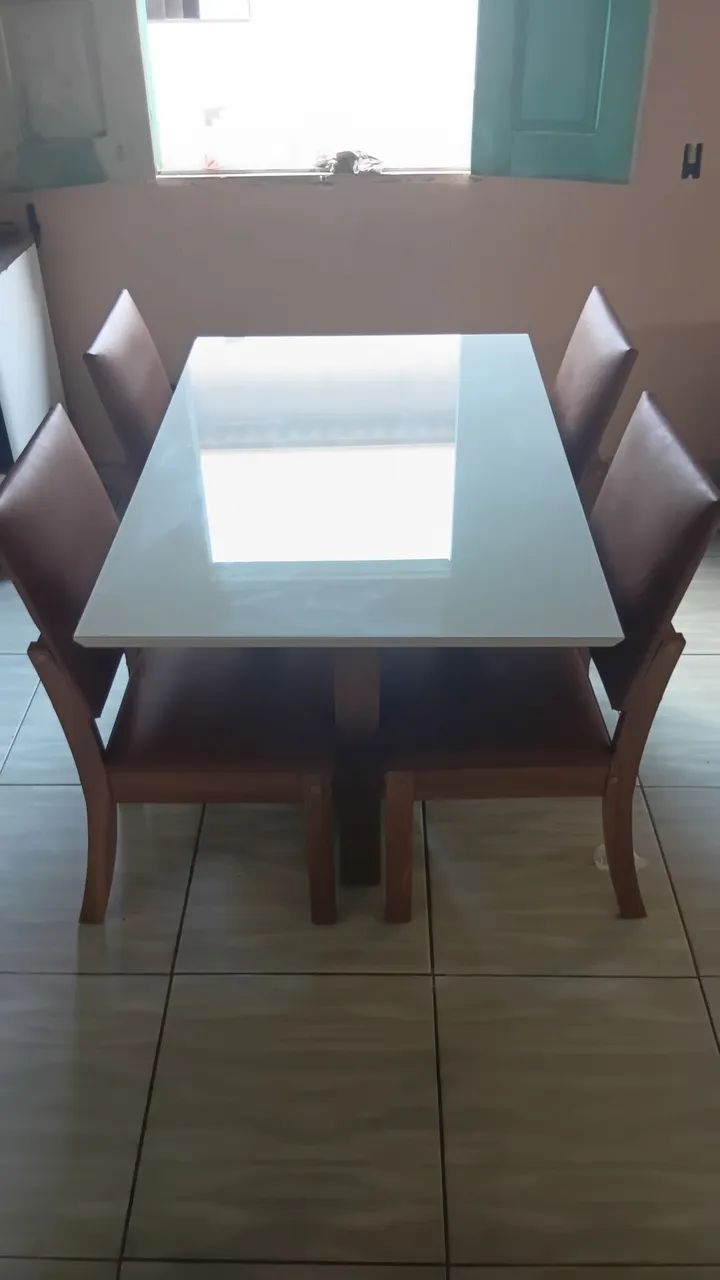 Conjunto de mesa com 4 cadeiras tampo de MDF com assento almofada!