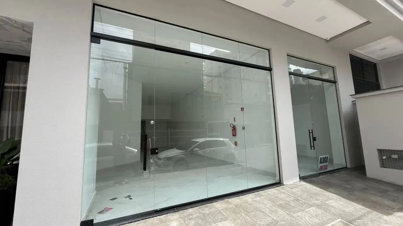 SALA COMERCIAL COM ÓTIMA LOCALIZAÇÃO PARA LOCAÇÃO!!! NA MEIA PRAIA - Foto 3