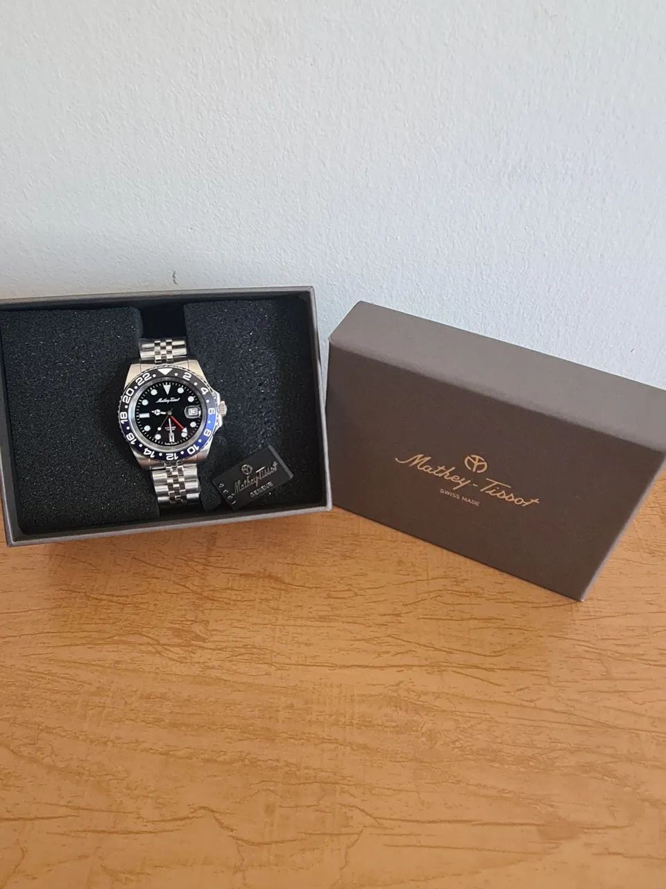 RELÓGIO MATHEY-TISSOT (SUÍÇO)- GMT - MOSTRADOR PRETO E BISEL BATMAN - CAIXA E DOCUMENTOS - Foto 2