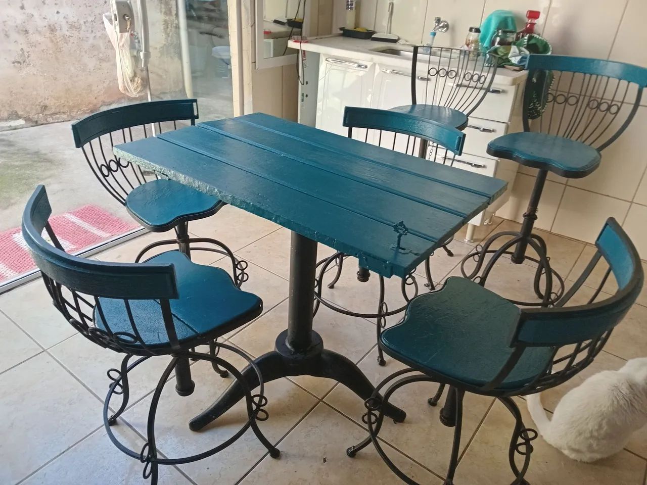 Vendo  uma mesa de madeira  com base de ferro.  - Foto 3