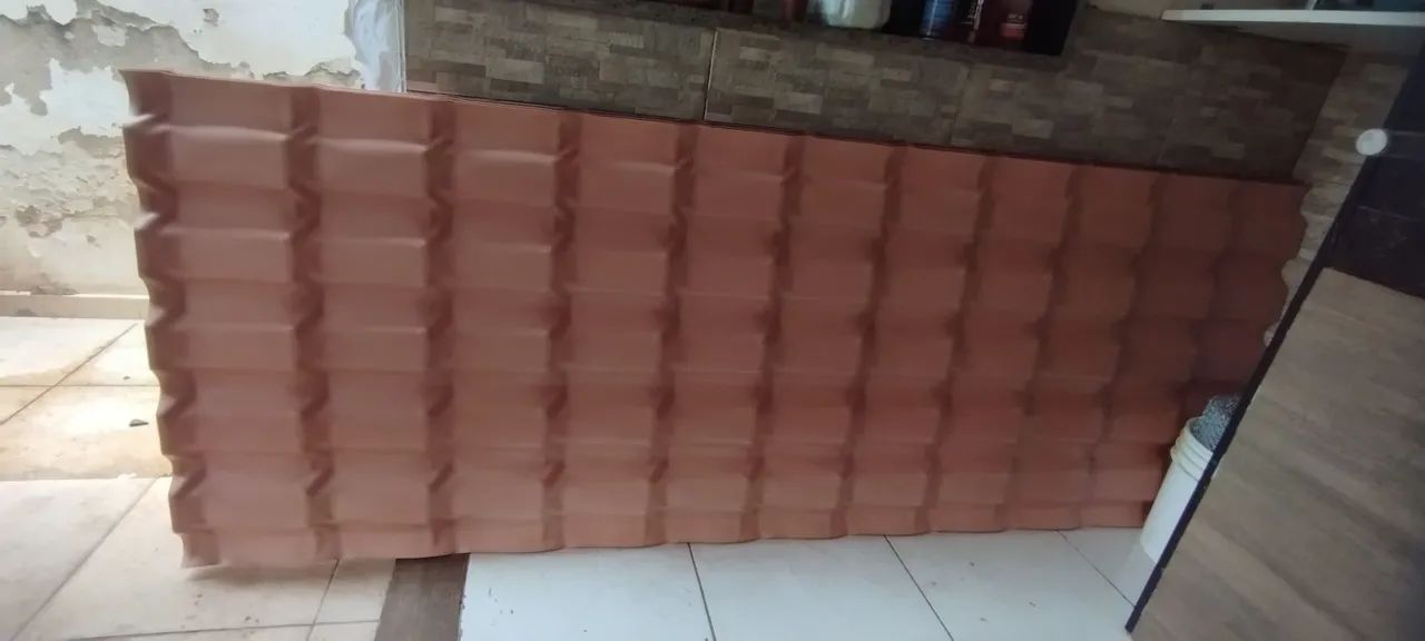 Vende-se 4 telhas  novas PVC. 50 reais cada E vendo em média mil telhas colônial usada 150