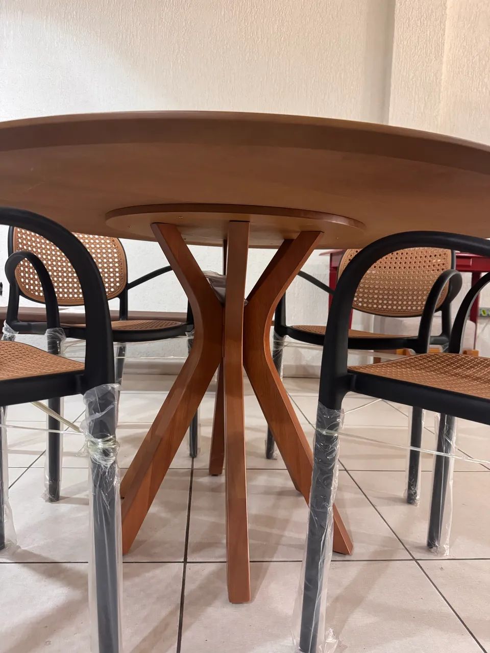 Mesa em madeira de quatro lugares  - Foto 4