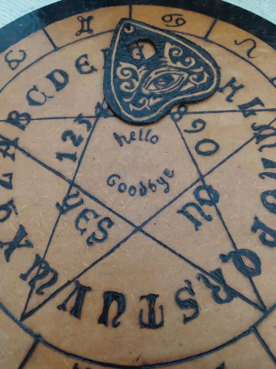 Arte em pirografia horror/bruxaria/