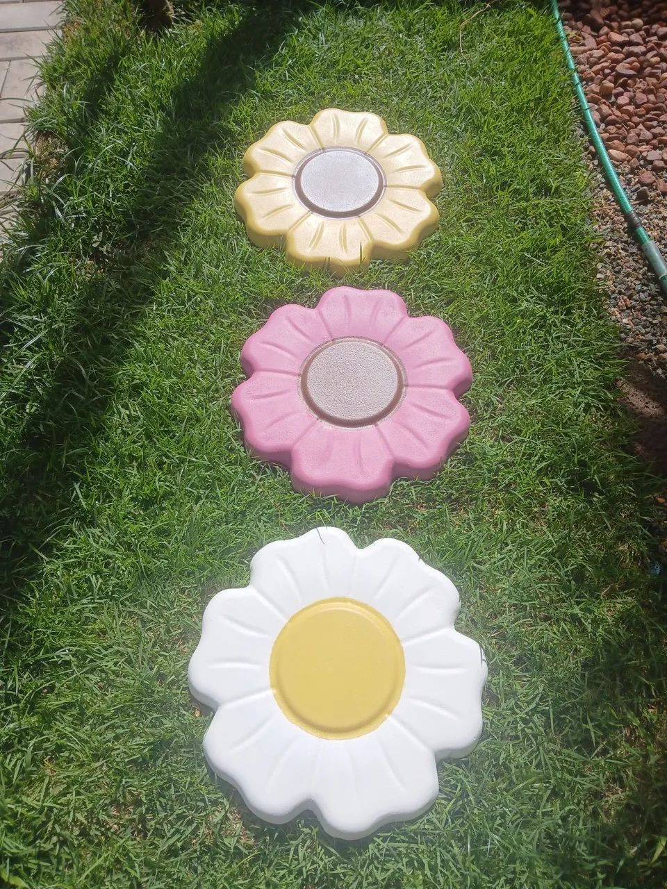 Peça Decorativa de Cimento em Formato de Flor para Jardim