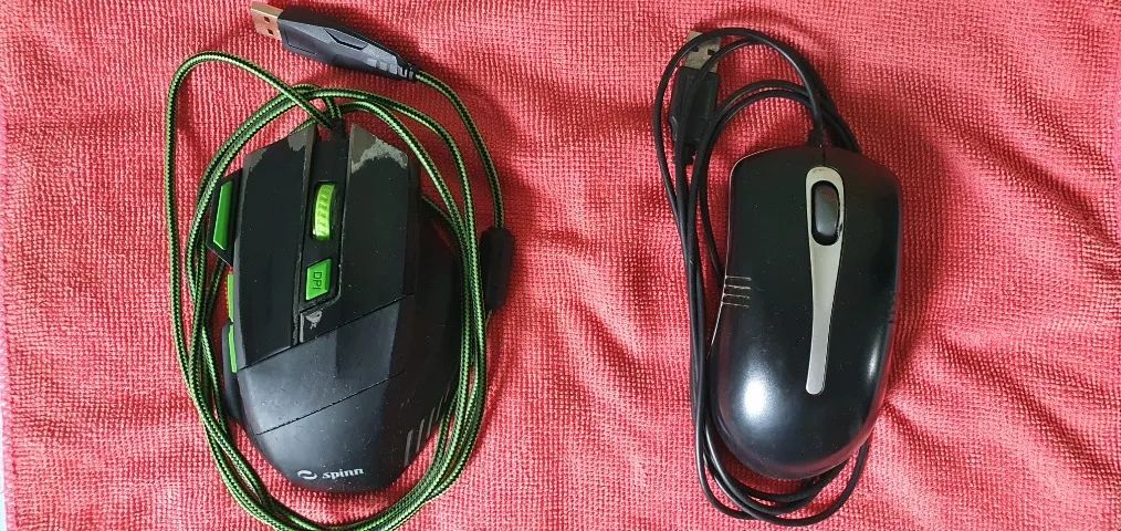 Dois mouses usados
