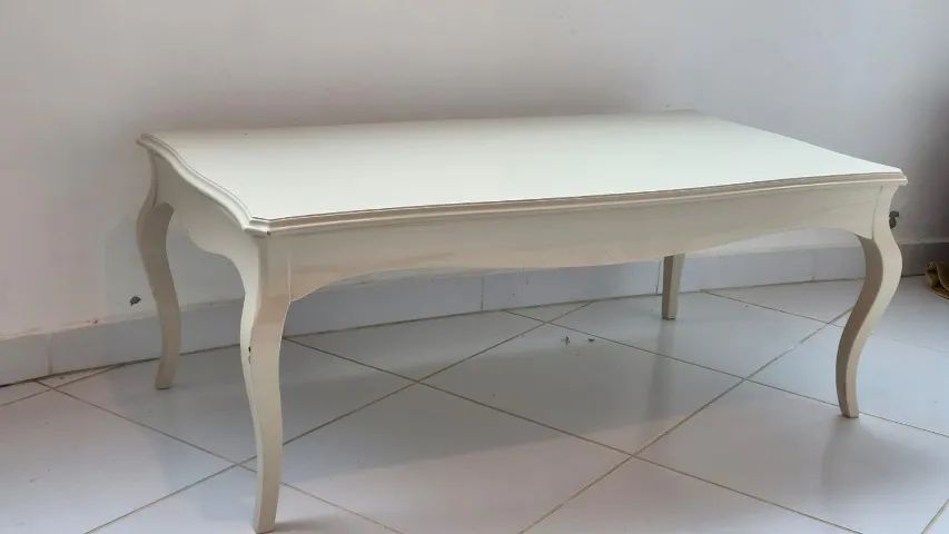 Mesa de centro retangular na cor bege claro