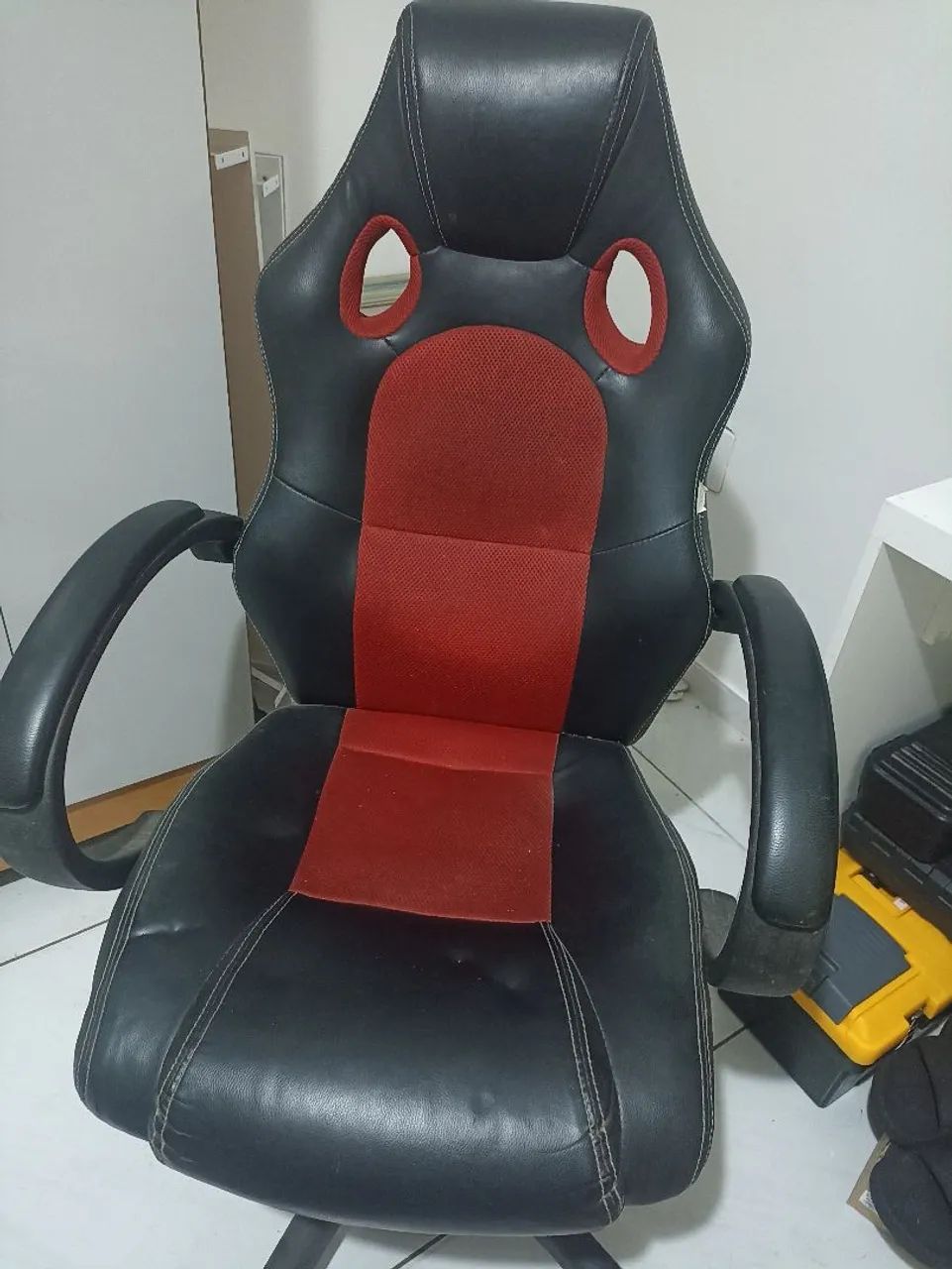 Cadeira gamer vermelha e preta usada - Foto 2